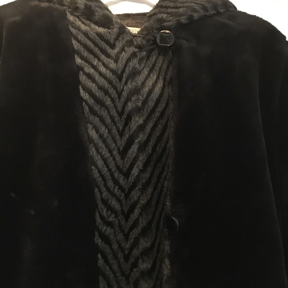 ⭐️Beautiful knee length fur coat ⭐️ - Picture 5 of 5